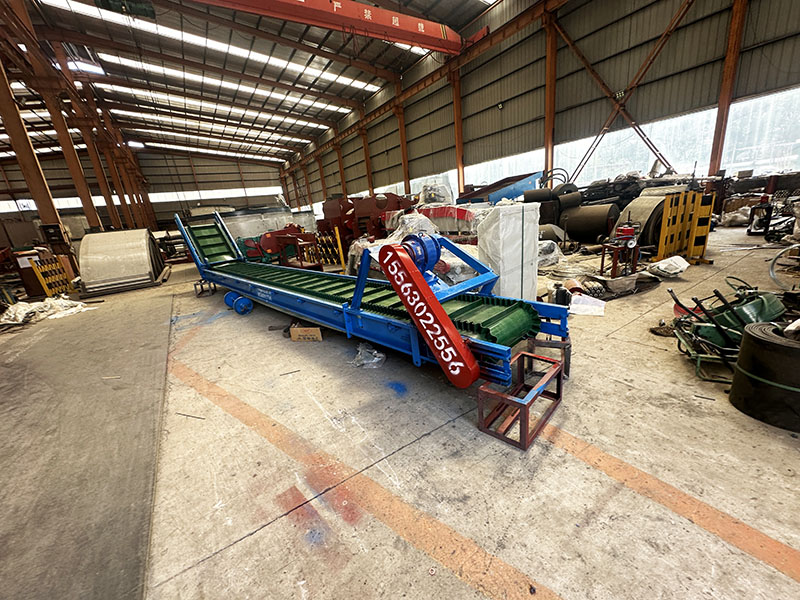 裙邊輸送機